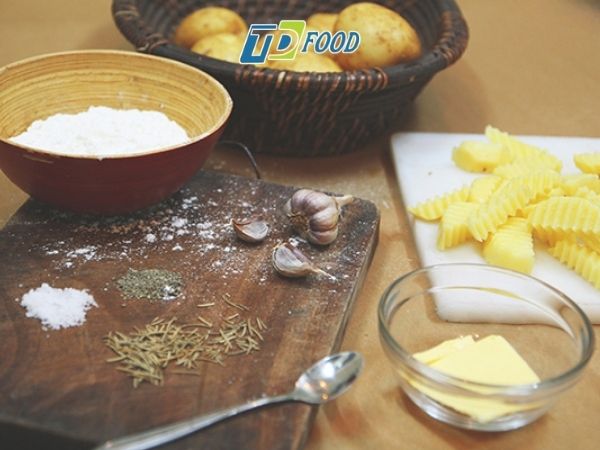 Tại sao món khoai tây lắc bơ tỏi của bạn thường kém hấp dẫn?