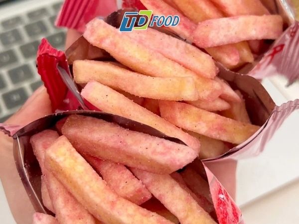 Snack bắp sấy lắc bột dâu tây chua ngọt nguyên bản